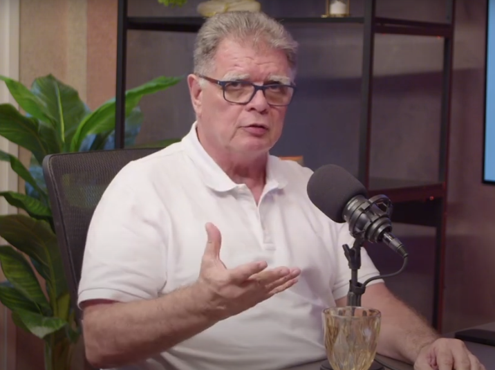 Jackson Vasconcelos trabalhando